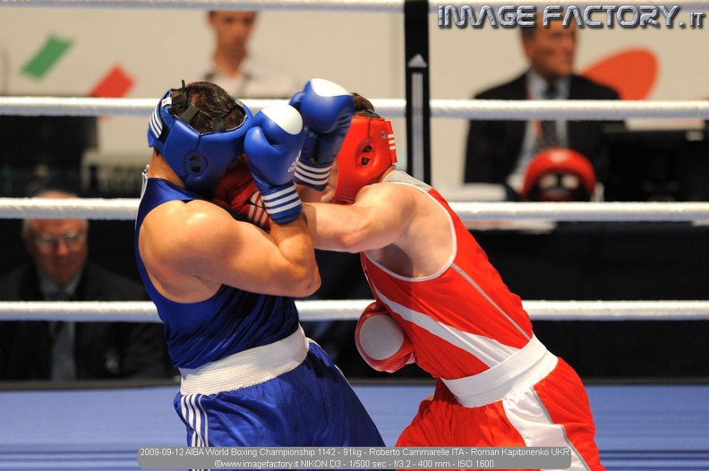 2009-09-12 AIBA World Boxing Championship 1142 - 91kg - Roberto Cammarelle ITA - Roman Kapitonenko UKR.jpg